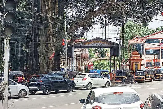 ട്രാഫിക് സിഗ്നൽ തകരാർ; മുത്തൂരിൽ കുരുക്ക്