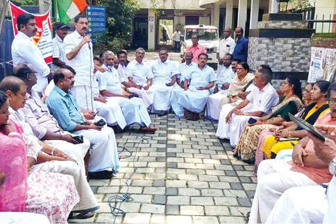 ചേപ്പാട്-വന്ദികപ്പള്ളി റോഡിന്റെ ശോച്യാവസ്ഥ; കോൺഗ്രസ് ധർണ നടത്തി