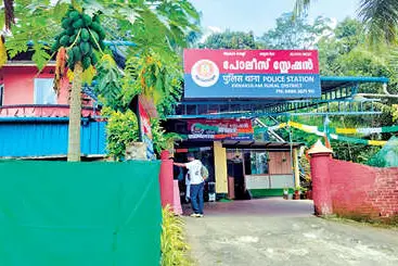 ആലങ്ങാട് പോലീസ് സ്റ്റേഷൻ തിരുവാല്ലൂരിലേക്കോ, കാരുചിറയിലേക്കോ