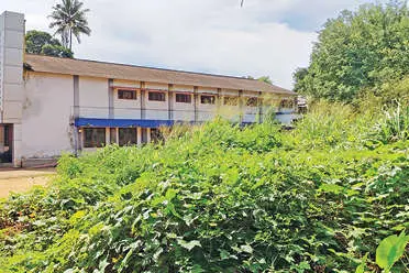 മണ്ണ് മാറ്റിയിരുന്നുവെങ്കിൽ വണ്ടിയിടാമായിരുന്നു