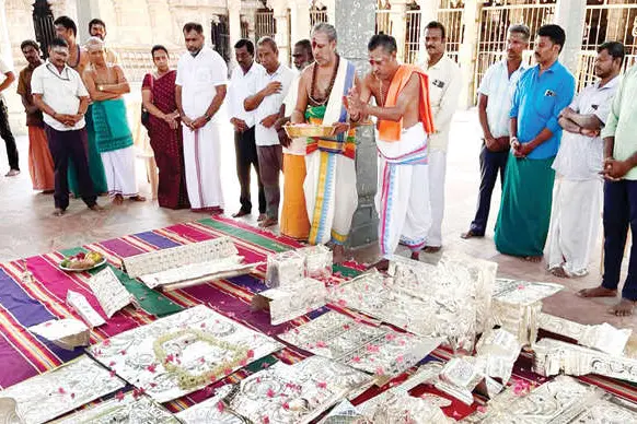പഴനിമല ക്ഷേത്രത്തിലെ ശിവക്ഷേത്ര സന്നിധികളിൽ വെള്ളിത്തകിടുകൾ പതിച്ചുതുടങ്ങി