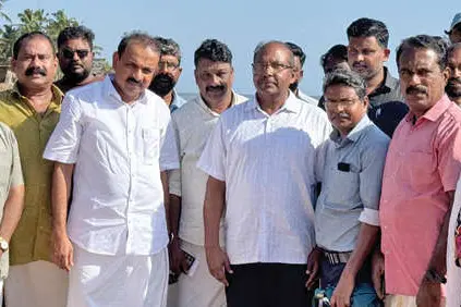 കടൽഭിത്തിനിർമാണം; ഉന്നതതലസംഘം സ്ഥലം സന്ദർശിച്ചു