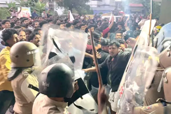 ഡി.വൈ.എഫ്.ഐ.യുടെ വടകര പോലീസ് സ്റ്റേഷൻ മാർച്ചിൽ സംഘർഷം