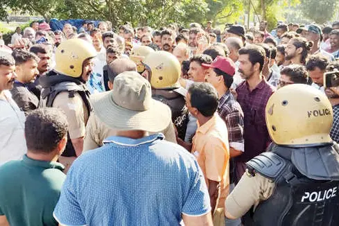 കൊട്ടവില്പനത്തൊഴിലാളികൾ മീനെടുക്കാതെ പ്രതിഷേധിച്ചു