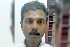 ഭാര്യയുമായി വഴക്ക്, 8 വയസ്സുകാരി മകളുടെ ദേഹത്ത് തിളച്ച വെള്ളമൊഴിച്ച് പിതാവ്; ഒളിവിൽ കഴിഞ്ഞ പ്രതിയെ പിടികൂടി