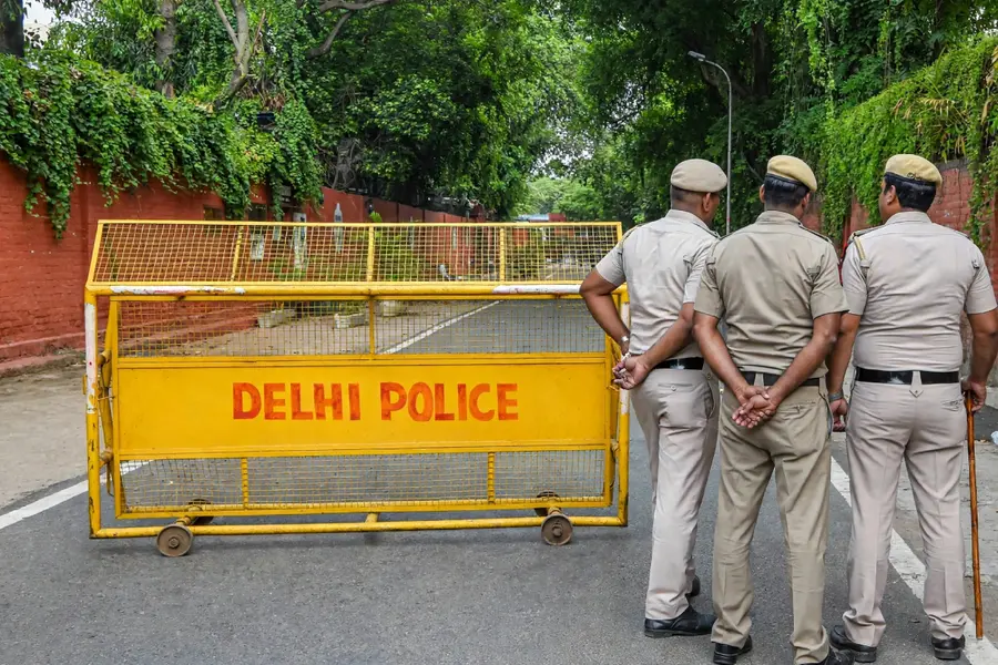 Bike-borne robbers looted Rs 1 crore at gunpoint from employees in Central Delhi