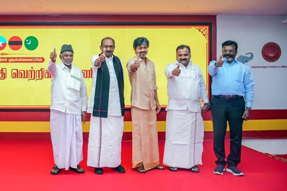 മുന്നണിയോഗത്തിനിടെ ഘടകകക്ഷി നേതാക്കൾക്കൊപ്പം വിജയ് | Photo: ANI