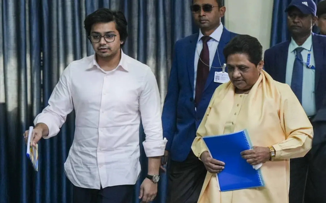 ആകാശ് ആനന്ദും മായാവതിയും | Photo: PTI