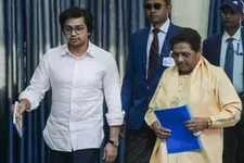 ‘ഭാര്യാപിതാവ് രാഷ്ട്രീയം ഉപേക്ഷിച്ചാൽ മാത്രം ആകാശ് ആനന്ദിന് പാർട്ടി ചുമതല’: BSPയിൽ പുനഃസംഘടന ശക്തമാക്കി മായാവതി