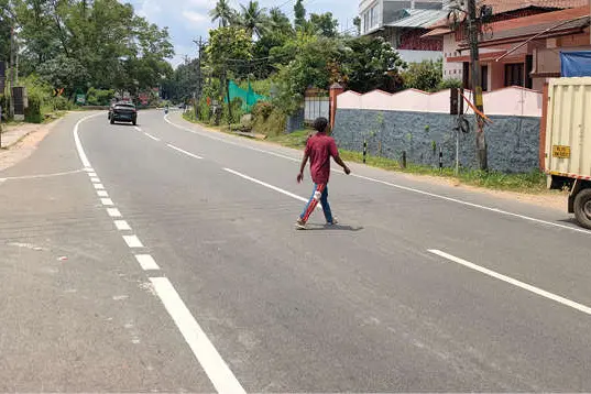 മിത്രപുരത്ത് സീബ്രാവരയില്ല; റോഡ് കടക്കാൻ കാത്തുനിൽപ്പ്
