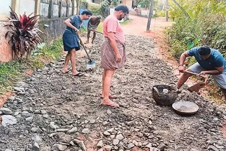 അധികൃതരേ, ഇനി കണ്ണുതുറന്നോളൂ... ദുരിതപാത നാട്ടുകാർ നന്നാക്കി