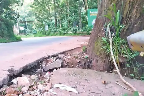 ചുള്ളിമാനൂരിൽ മണ്ണിടിച്ചിൽ, റോഡ് ഇടിഞ്ഞുതാഴുന്നു