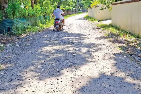 പൊളിച്ചിട്ട് മാസങ്ങൾ; പുതിയവിള അമ്പലമുക്ക്-വടക്കൻകോയിക്കൽ റോഡ് ദുരിതമാകുന്നു