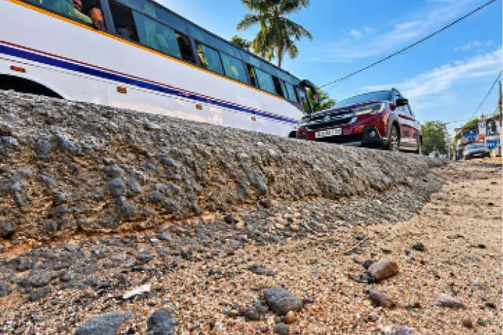 പാതയും വശങ്ങളും തമ്മിലുള്ള ഉയരവ്യത്യാസം അപകടഭീഷണി