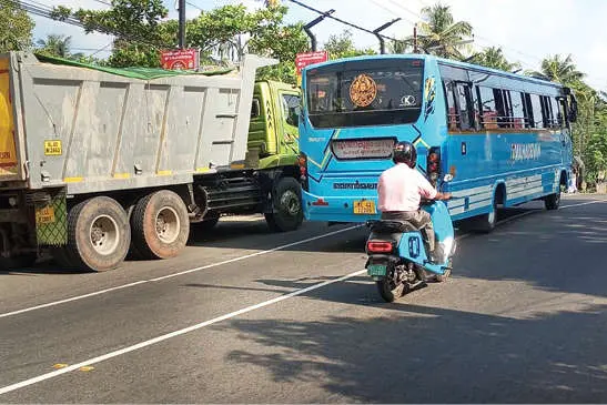 അപകടക്കെണിയായി അനധികൃത പാർക്കിങ്