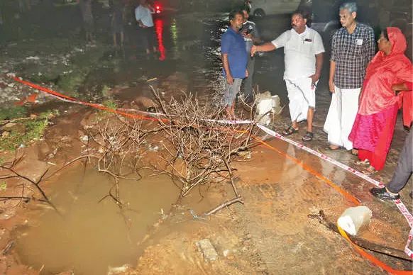 തൃക്കാക്കരയിൽ കൂറ്റൻ പൈപ്പ് പൊട്ടി