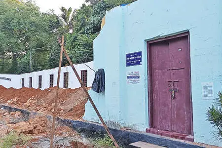 ആലത്തൂർ എൽ.പി. സ്‌കൂളിന്റെ ഫിറ്റ്നസ് ഇല്ലാത്ത കെട്ടിടം ഭാഗികമായി പൊളിച്ചു