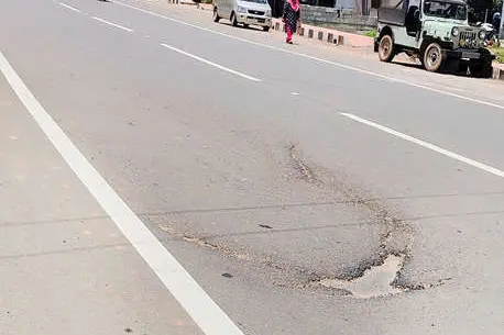 നവീകരിച്ചിട്ട് ഒരു വർഷം; റോഡ് തകർന്നു തുടങ്ങി