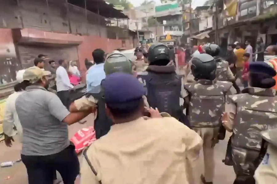 Clash erupts between police and locals amid anti-encroachment drive in Indore