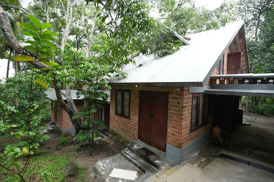 പവർകട്ടിൽ വിയർത്തൊഴുകുന്നുണ്ടോ: ഇതാ എസിയും ഫാനും ഇല്ലാതെ കുളിരുന്നൊരു വീട്