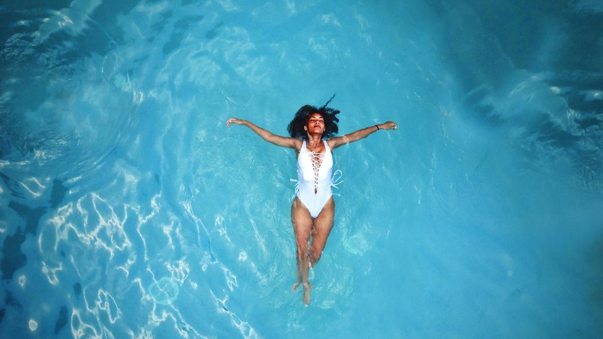 Why swimming in the sea may feel better than swimming in a pool, study finds