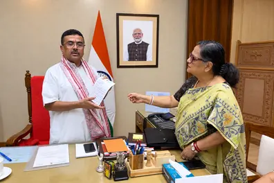 Kakoli Ghosh Dastidar meets Suvendu Adhikari over social media abuse, hands over names of trolls