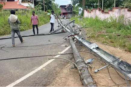 ടോറസിൽ കുരുങ്ങി വൈദ്യുതലൈൻ; ആറ് തൂണുകൾ നിലംപതിച്ചു