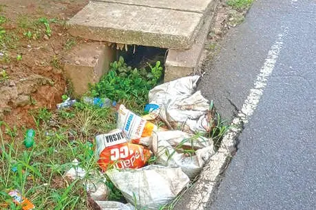 വേങ്ങോട് ജങ്ഷൻ -മുറിഞ്ഞപാലം റോഡ് ഓടനിർമാണം പാതിവഴിയിൽ