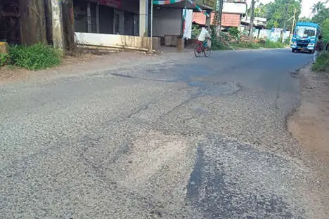 വെള്ളത്തിനായി റോഡ് പൊളിച്ചു; ഇപ്പോൾ വെള്ളവുമില്ല, റോഡുമില്ല !