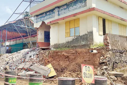 ചായ്പൻകുഴി ഗവ. യു.പി. സ്കൂൾ: പഠനം പുനരാരംഭിച്ചു; ട്രെസ് പൊളിക്കുന്നു