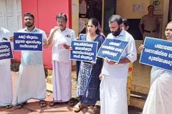 കെട്ടിടം തറക്കല്ലിടൽ ചട്ടവിരുദ്ധമെന്ന് കോൺഗ്രസ്