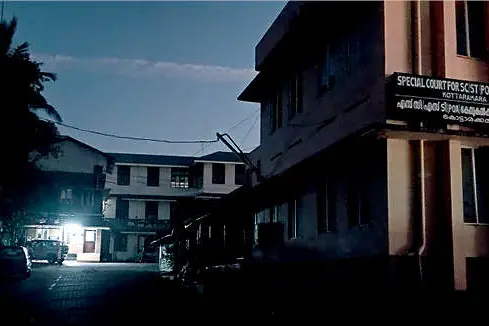 വെളിച്ചം തേടി തെരുവുവിളക്കുകൾ; ഇരുട്ടിലാണു പട്ടണം