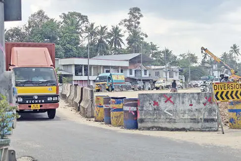 സമാന്തരപാതകളിലെ തട‌സ്സംനീക്കാൻ നടപടി വേണം