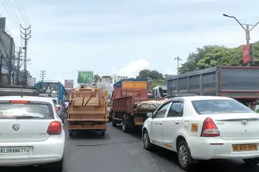 ആലുവ പറവൂർ കവല: ഫ്രീ ലെഫ്റ്റ് റെഡിയായി...