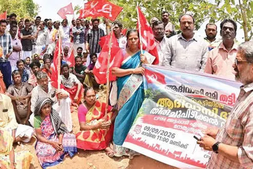 ആദിവാസിഭൂമി തട്ടിയെടുത്തെന്ന് ആരോപിച്ച് സമരവുമായി സി.പി.എം.