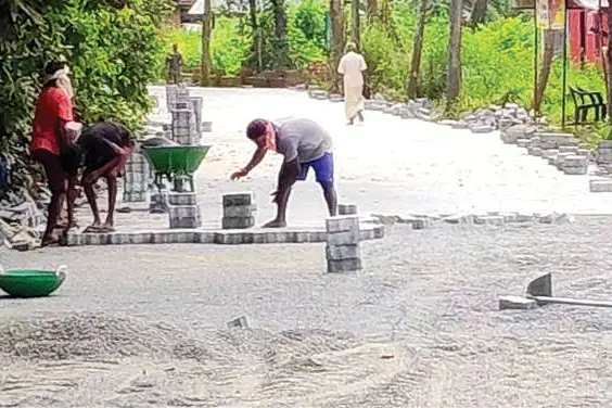 തീരാത്ത റോഡുപണിയിൽ വലഞ്ഞ് ഇടയിലക്കാട്ടുകാർ