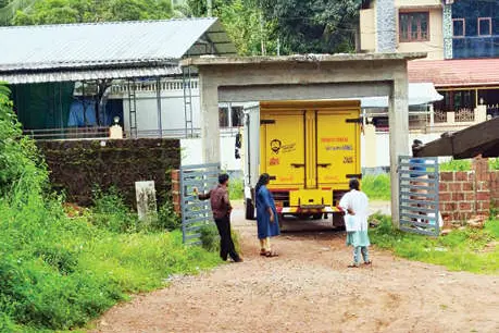 നിർമാണത്തിലെ അപാകം: എണ്ണപ്പാറ കുടുംബാരോഗ്യകേന്ദ്രം പ്രവേശനകവാടത്തിൽ മരുന്നുവണ്ടി കുരുങ്ങി