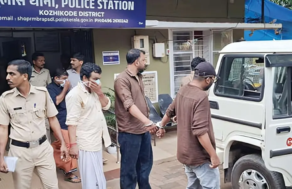 • ബലാത്സംഗക്കേസിൽ പിടിയിലായവരെ പോലീസ് വൈദ്യപരിശോധനയ്ക്കായി കൊണ്ടുപോകുന്നു