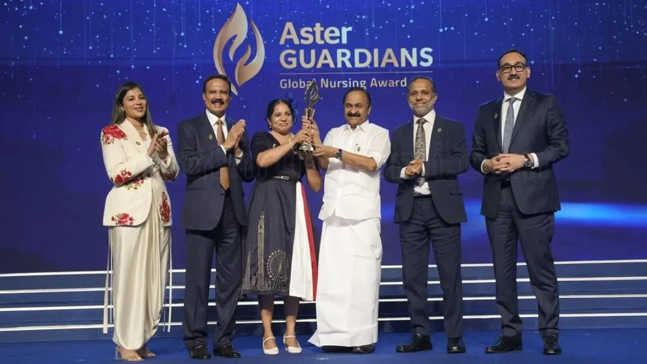 മുഖ്യമന്ത്രി വി.ഡി. സതീശൻ, ആസ്റ്റർ ഡിഎം ക്വാളിറ്റി കെയർ ലിമിറ്റഡ് സ്ഥാപകനും എക്സിക്യൂട്ടീവ് ചെയർമാനുമായ ഡോ. ആസാദ് മൂപ്പൻ, ആസ്റ്റർ ഡിഎം ക്വാളിറ്റി കെയർ ലിമിറ്റഡ് എക്സിക്യൂട്ടീവ് ഡയറക്ടർ അലീഷ മൂപ്പൻ, ആസ്റ്റർ ഡിഎം ക്വാളിറ്റി കെയർ ലിമിറ്റഡ് ഡയറക്ടർ ടി. ജെ. വിൽസൺ, ആസ്റ്റർ ഡിഎം ക്വാളിറ്റി കെയർ ലിമിറ്റഡ് മാനേജിങ് ഡയറക്ടറും ഗ്രൂപ്പ് സിഇഒയുമായ വരുൺ ഖന്ന എന്നിവര് ചേർന്ന് നഴ്സ് അജിമോൾ പ്രദീപിന് ആസ്റ്റർ ഗാർഡിയൻസ് ഗ്ലോബൽ നഴ്സിങ് അവാർഡ് 2026 പുരസ്കാരം സമ്മാനിക്കുന്നു