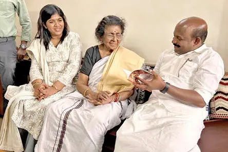 ലീല സർക്കാരിനെ സന്ദർശിച്ച് മന്ത്രി എം. ലിജു