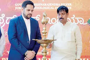 ലുലു മാളിൽ 'ത്രെഡ്സ് ഓഫ് ഇന്ത്യ' ഉദ്ഘാടനം ചെയ്തു