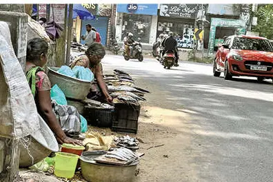പൂവാറിൽ റോഡ് കൈയേറി മത്സ്യവിൽപ്പന; അപകടഭീഷണി