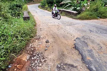 അപകടാവസ്ഥയിൽ കനാൽ പാലം; റോഡും പൊളിഞ്ഞു