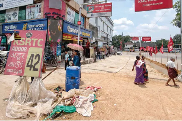 യാർഡ് നിർമാണം; കോൺക്രീറ്റ് ചെയ്യാനായി അടച്ചഭാഗം തുറന്നില്ല
