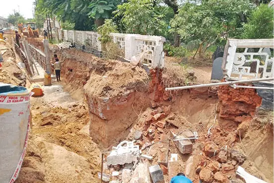ദേശീയപാത നിർമാണം: കാനയ്ക്കായി കുഴിയെടുക്കുന്നതിനിടെ മതിലും ഭണ്ഡാരവും തകർന്നു