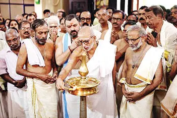 തിരുവുള്ളക്കാവിൽ നവീകരിച്ച വലിയമ്പലവും ചുറ്റമ്പലവും മുഖമണ്ഡപവും സമർപ്പിച്ചു