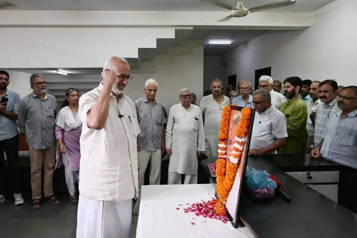 ന്യൂഡൽഹി എ.കെ.ജി. ഭവനിൽനടന്ന അനുസ്മരണസമ്മേളനത്തിൽ സി.പി.എം. ജനറൽ സെക്രട്ടറി എം.എ. ബേബി മുൻ ജനറൽ സെക്രട്ടറി സീതാറാം യെച്ചൂരിയുടെ ഫോട്ടോയ്ക്കുമുന്നിൽ അഭിവാദ്യമർപ്പിക്കുന്നു