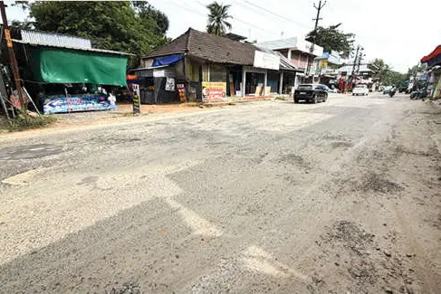 മള്ളിയൂർ ഉത്സവക്കാലത്തും നന്നാക്കാതെ റോഡ്