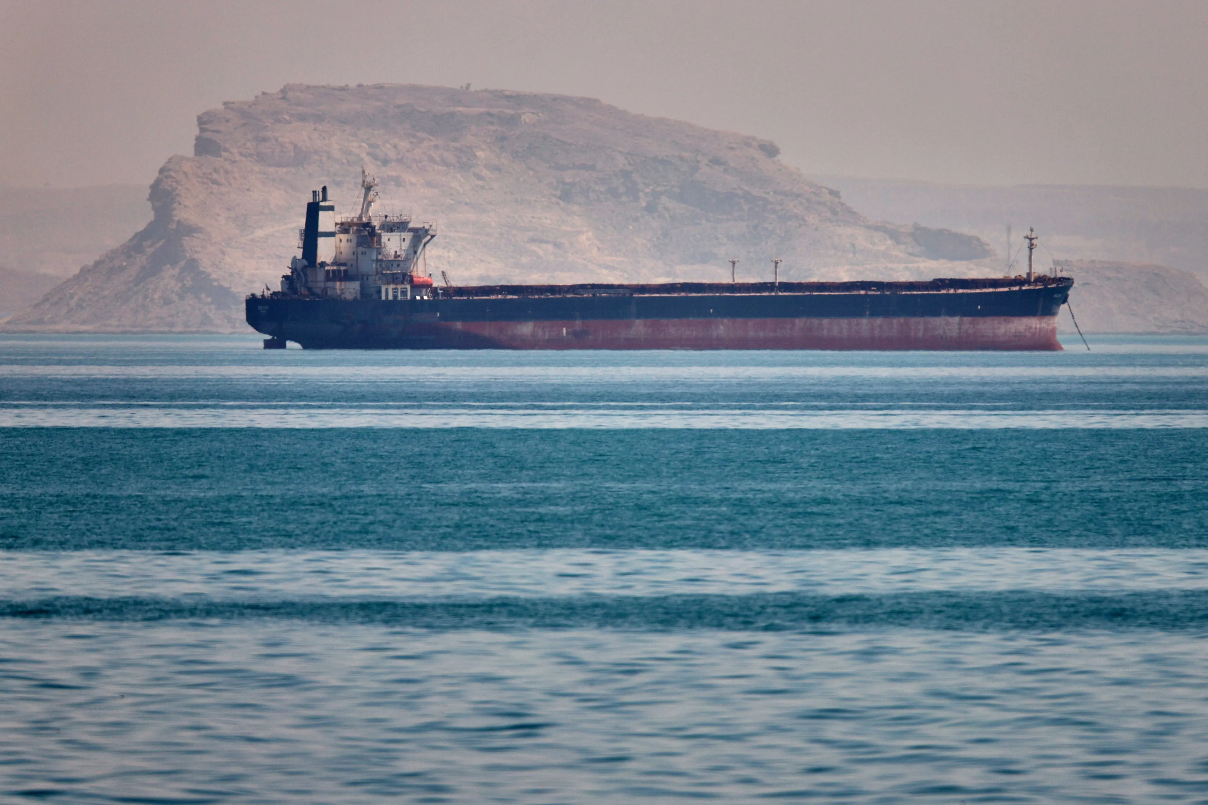 A bulk cargo ship sits at anchor in the Strait of Hormuz off Bandar Abbas, Iran | Photo: PTI/AP