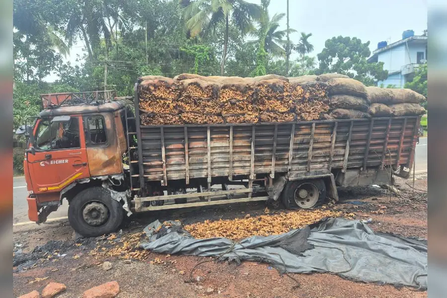 ചരക്ക് ലോറിക്ക് തീപ്പിടിച്ചു, ഡ്രൈവർ അദ്ഭുതകരമായി രക്ഷപ്പെട്ടു; മുന്നറിയിപ്പ് നൽകിയത് പിന്നാലെയെത്തിയ വാഹനത്തിലുള്ളവർ
